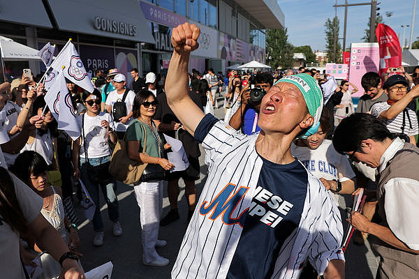 巴黎奥运羽毛球男双决赛上演海峡大战！中华台北队夺金，网友崩溃狂骂裁判不公，场馆加强安检禁台湾标语（组图） - 8