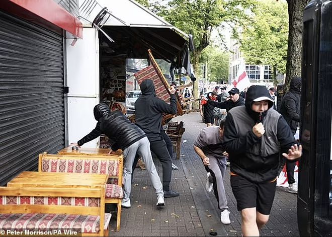 英国多地爆骚乱，打砸商店抢走手机、葡萄酒、洞洞鞋，打伤警察（组图） - 2