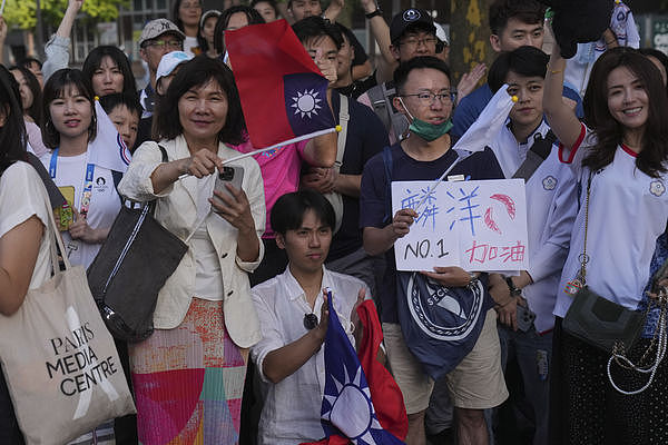 巴黎奥运羽毛球男双决赛上演海峡大战！中华台北队夺金，网友崩溃狂骂裁判不公，场馆加强安检禁台湾标语（组图） - 11