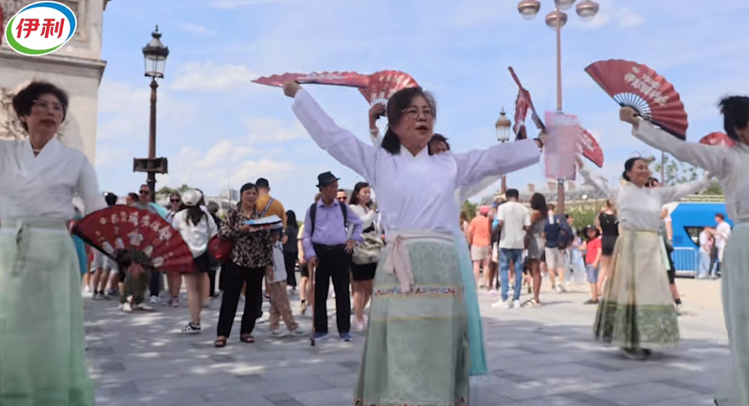 外网热议！超帅中国风扇子成巴黎赛场外顶流？外国人四处求：给一把吧！（组图） - 19