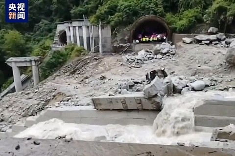 四川康定山洪泥石流灾害已致10人遇难、17人失联 - 1