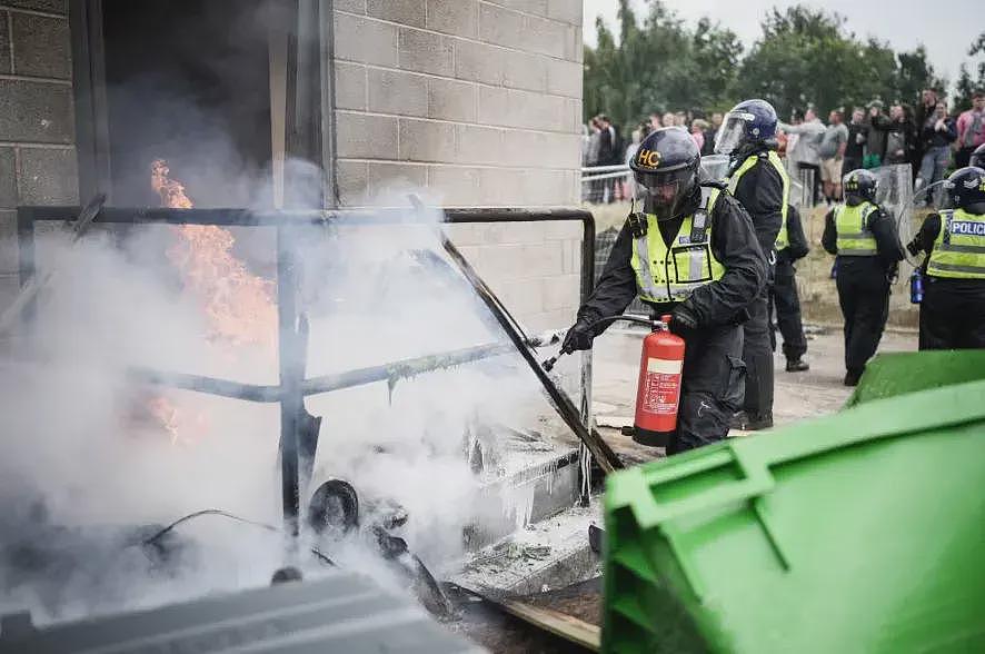 英国乱了！暴徒街头打砸抢烧，多国发布旅行警告（组图） - 21