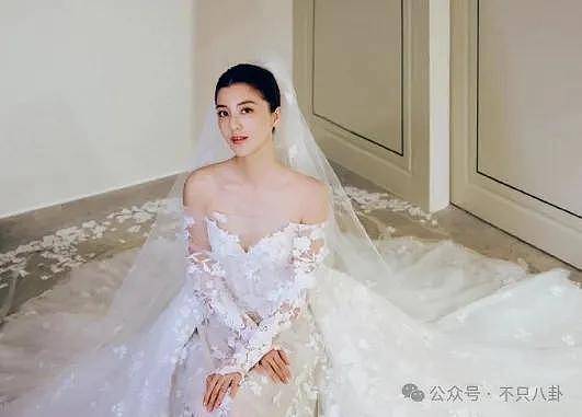 她真的嫁入豪门了！但婚礼却被吐槽朴素又寒酸...（组图） - 28