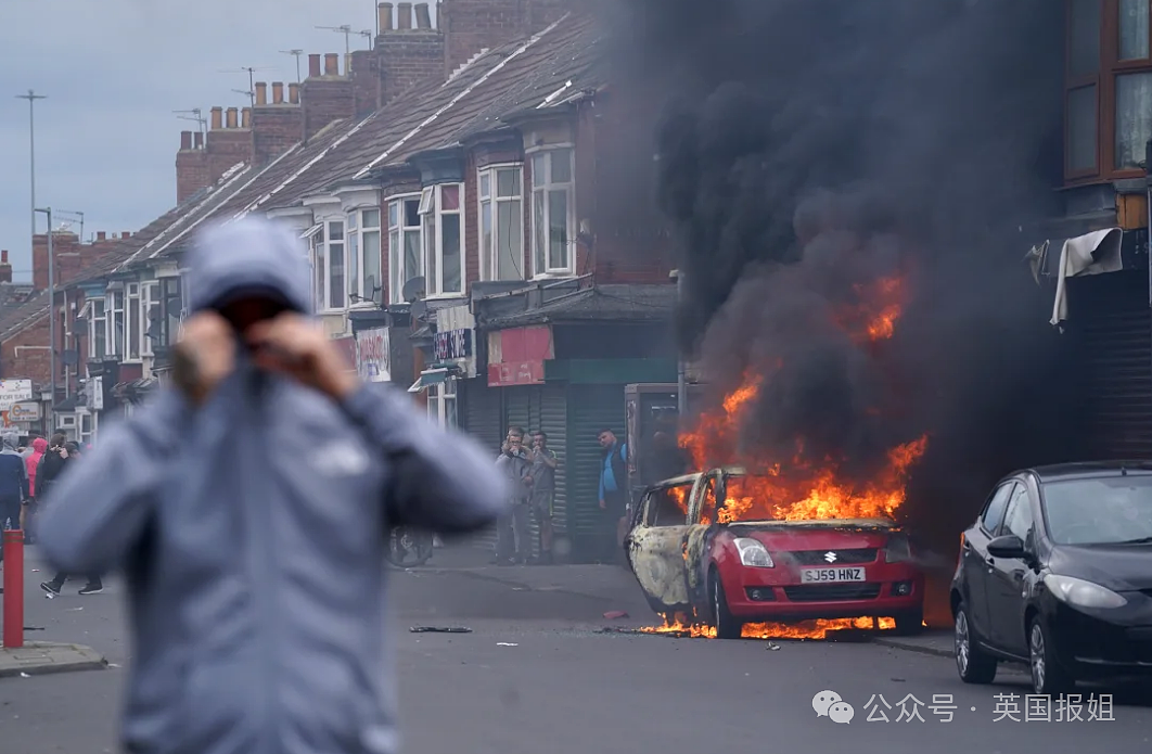 英国大乱！疑17岁移民少年乱刀捅死3名小女孩引爆众怒，暴力烧车袭警砸店事件蔓延全国（组图） - 5