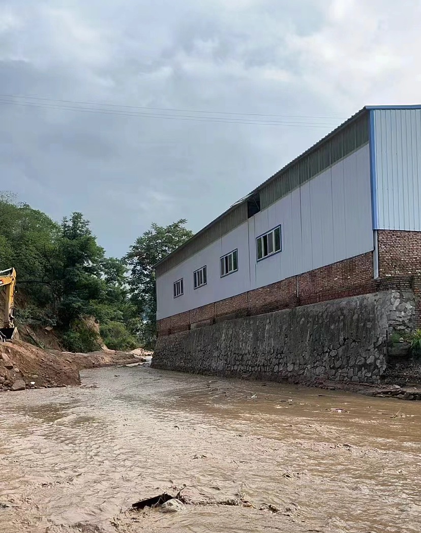 陕西宝鸡市政河道在暴雨中化为泥石流，冲进小区地库，多人溺亡（组图） - 11