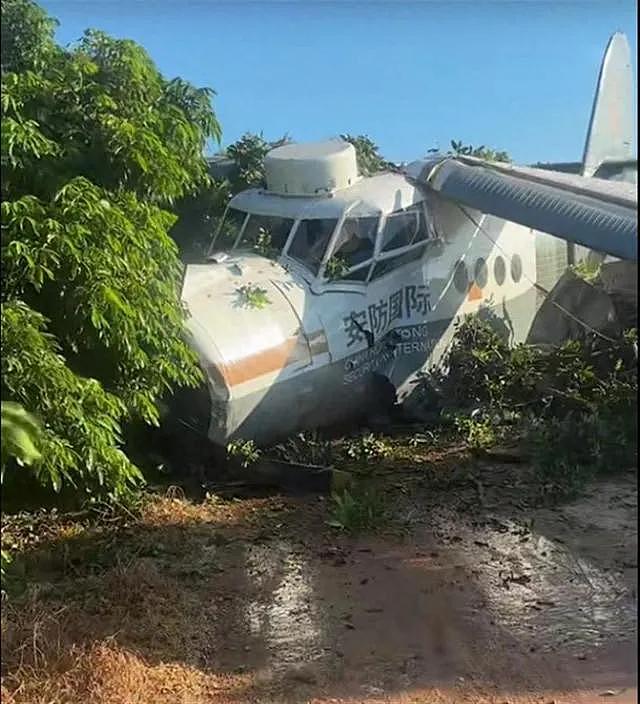 海南一飞机坠机！机身断裂，满地漏油，当地警告‬（组图） - 2