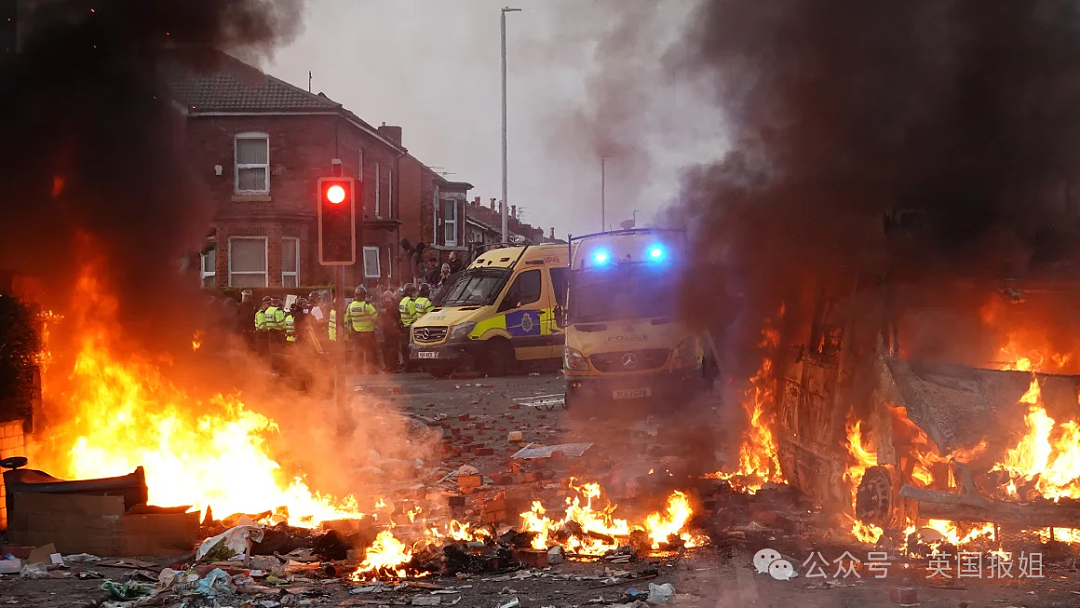 英国大乱！疑17岁移民少年乱刀捅死3名小女孩引爆众怒，暴力烧车袭警砸店事件蔓延全国（组图） - 4