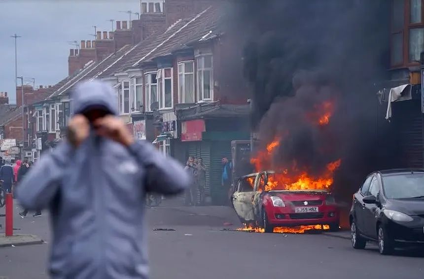 英国大乱！全英爆发39场暴乱，打砸抢烧零元购，背后的真相到底是什么？（组图） - 18