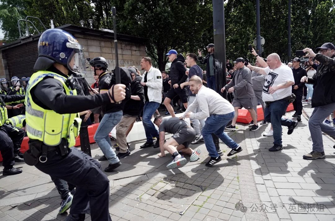 英国大乱！疑17岁移民少年乱刀捅死3名小女孩引爆众怒，暴力烧车袭警砸店事件蔓延全国（组图） - 6