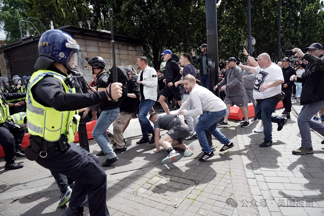 英国大乱！疑17岁移民少年乱刀捅死3名小女孩引爆众怒，暴力烧车袭警砸店事件蔓延全国（组图） - 2