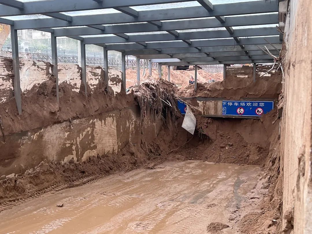 陕西宝鸡市政河道在暴雨中化为泥石流，冲进小区地库，多人溺亡（组图） - 2