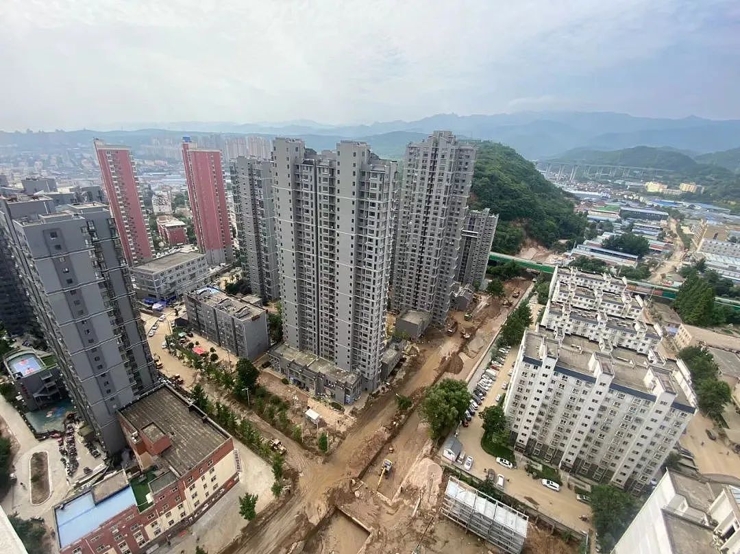 陕西宝鸡市政河道在暴雨中化为泥石流，冲进小区地库，多人溺亡（组图） - 6