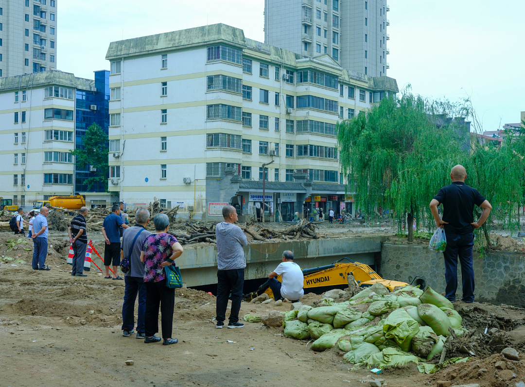 陕西宝鸡市政河道在暴雨中化为泥石流，冲进小区地库，多人溺亡（组图） - 8