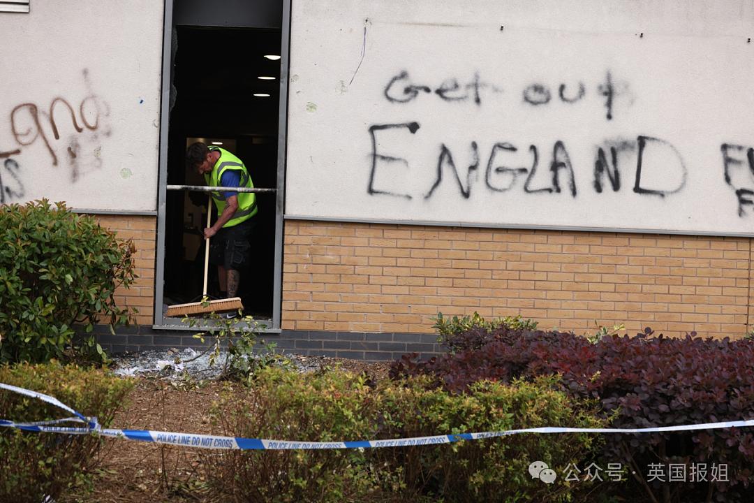 英国大乱！疑17岁移民少年乱刀捅死3名小女孩引爆众怒，暴力烧车袭警砸店事件蔓延全国（组图） - 26