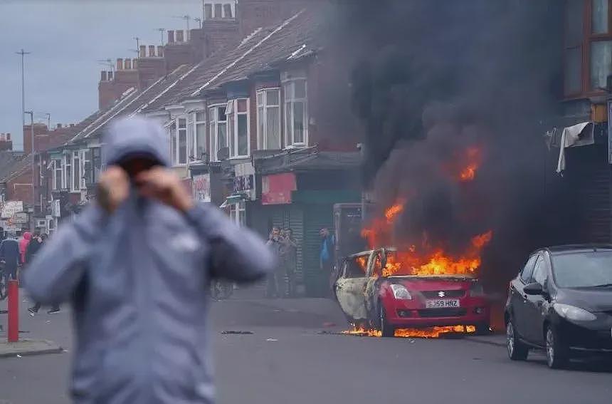 大乱！全英爆发39场暴乱，打砸抢烧零元购，背后的真相到底是什么？（组图） - 18