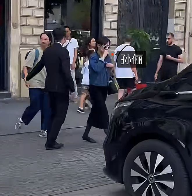 孙俪一家四口现身巴黎吃火锅，邓超紧牵女儿小手，等等气质出众（组图） - 2