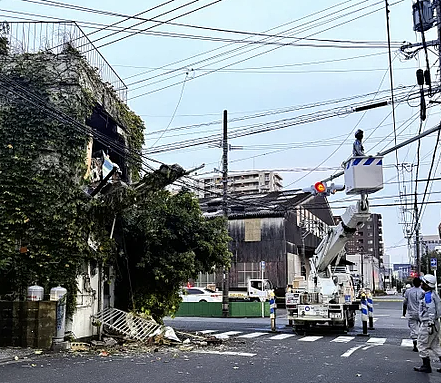 日本突发7.1强震，12人伤！首波海啸袭来， 屋塌山崩，机场铁路急关！ 触“巨大地震“警报（视频/组图） - 1