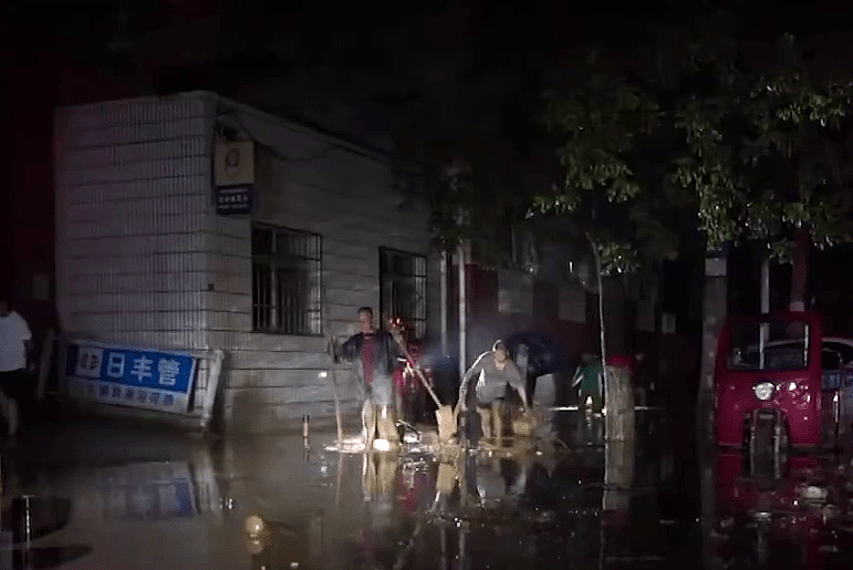 陕西暴雨：多辆汽车被洪水冲走堆叠画面曝！犹如未日电影（视频/组图） - 5