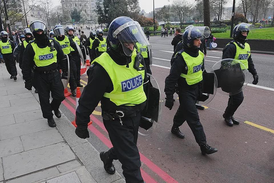 几千个民众 vs 几个暴徒！说好的英国大暴乱，最后居然喜剧收场了（组图） - 3