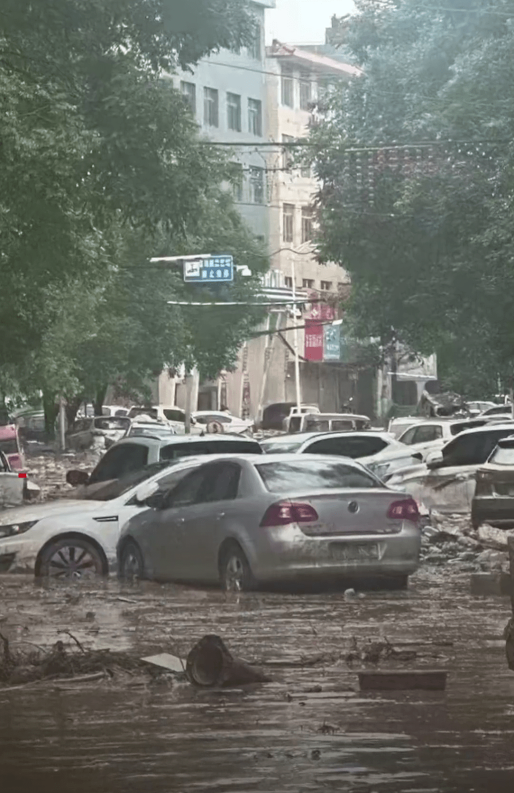 陕西暴雨：多辆汽车被洪水冲走堆叠画面曝！犹如未日电影（视频/组图） - 3