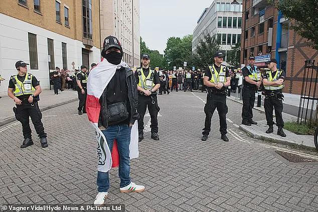 几千个民众 vs 几个暴徒！说好的英国大暴乱，最后居然喜剧收场了（组图） - 8