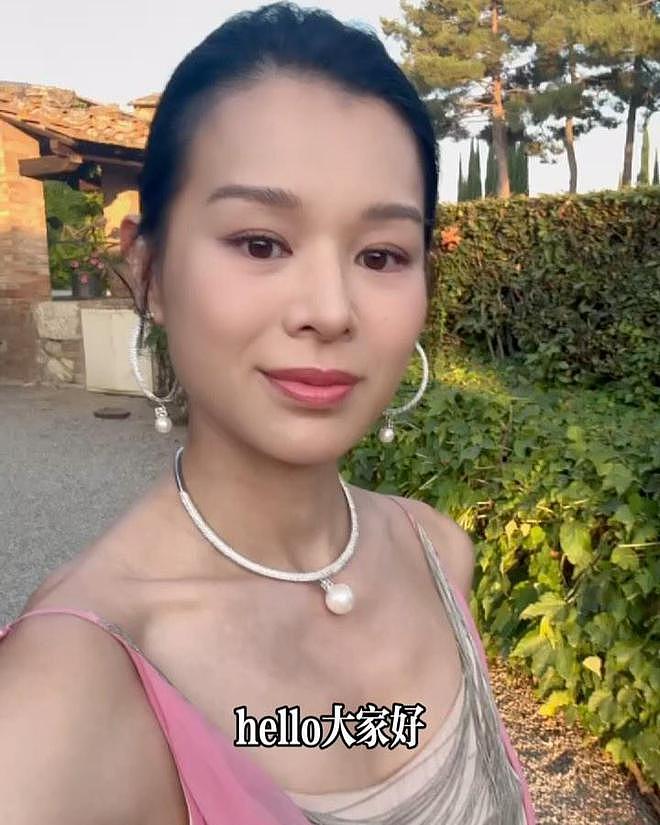 胡杏儿美了，借吴千语的结婚场地，和李乘德晒夫妻甜蜜照（组图） - 15