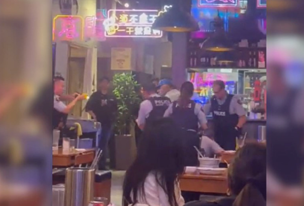 惊爆！中餐馆被砸店抢生螃蟹，还扔烟雾弹，顾客吓惨！警方2抓2放，全网气炸（组图） - 9