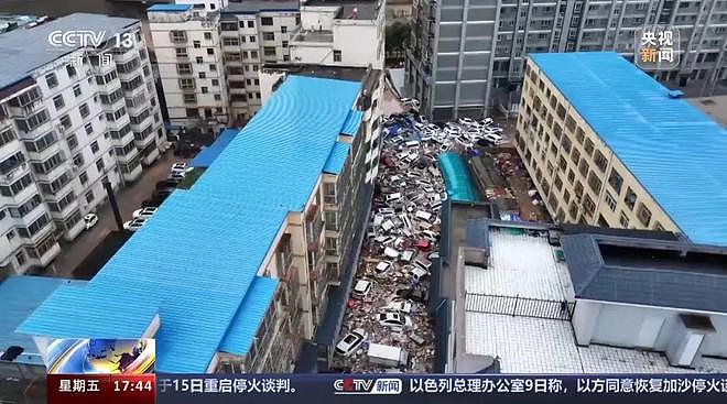 陕西一地突遭大暴雨，200多辆车被冲上街头，还有商铺被淹！当地居民：感觉天像开了窟窿（组图） - 3