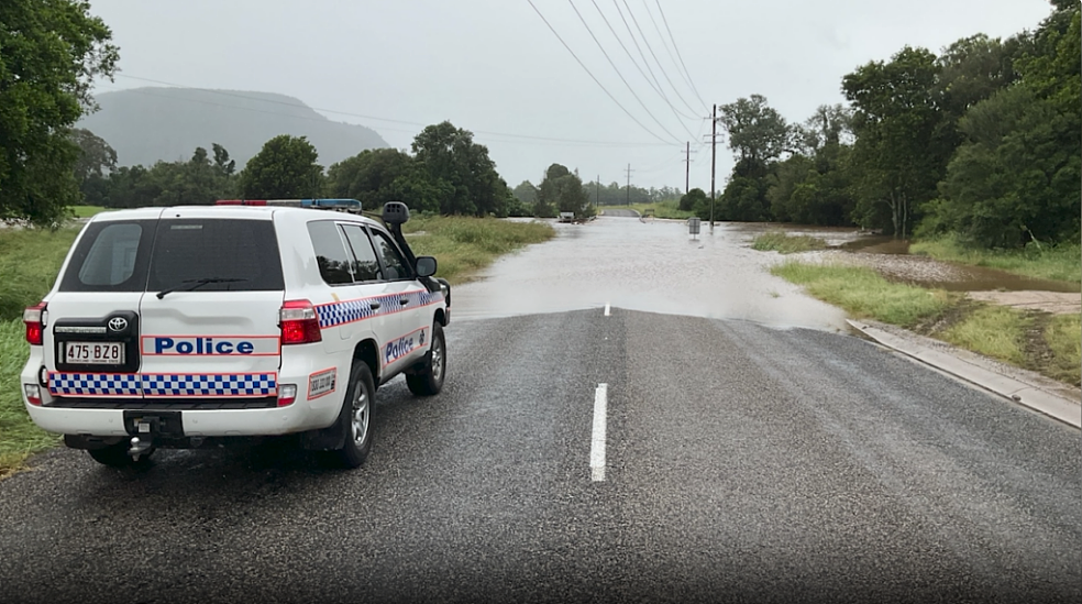 暴雨来袭，警方提醒驾驶者注意道路安全（组图） - 1