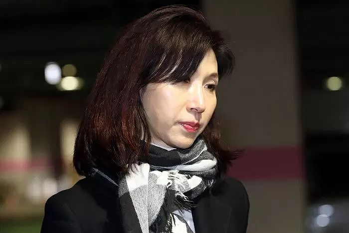 被绿11年，却向出轨丈夫道歉，还替小三养女儿？“最惨千金”隐忍16年，如今实现绝地“反杀”（组图） - 17