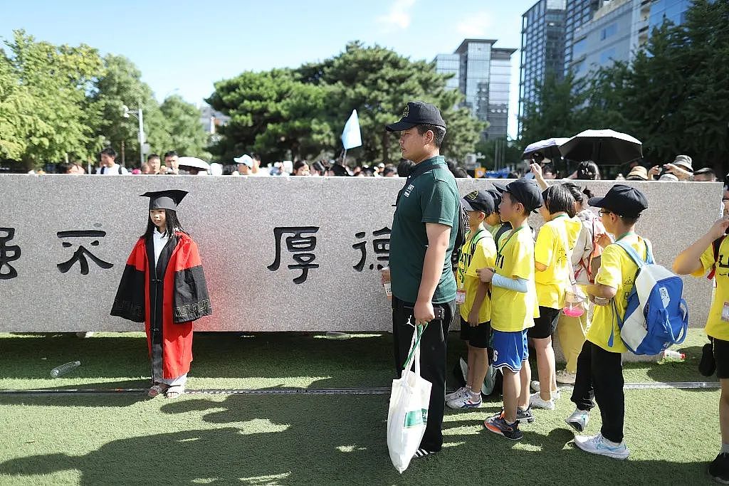 有孩子研学回来脖子都“歪了”：因为打游戏老一个姿势！天价研学团收割的中国中产，开始维权了（组图） - 3