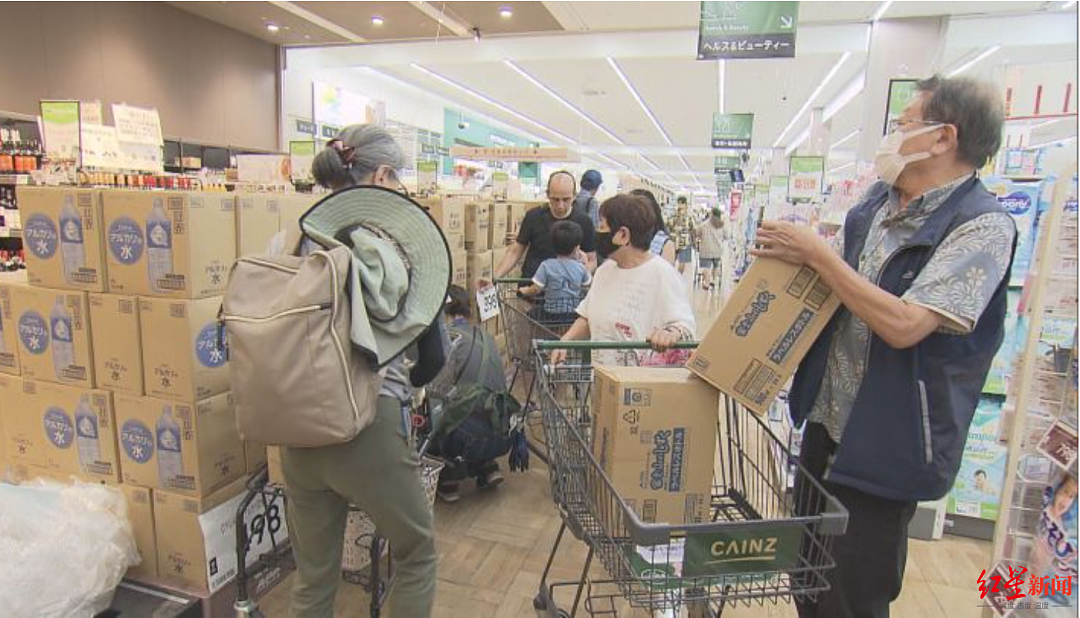 日本发出巨大地震警报，设近百避难所！瓶装水、卫生纸抢购一空，外国游客扎堆离境，回国机票飙升（组图） - 1