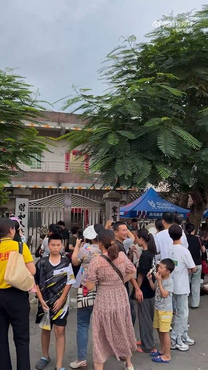 全红婵母亲感叹：人太多了不敢让女儿回家，家乡连夜修路建停车场（组图） - 9