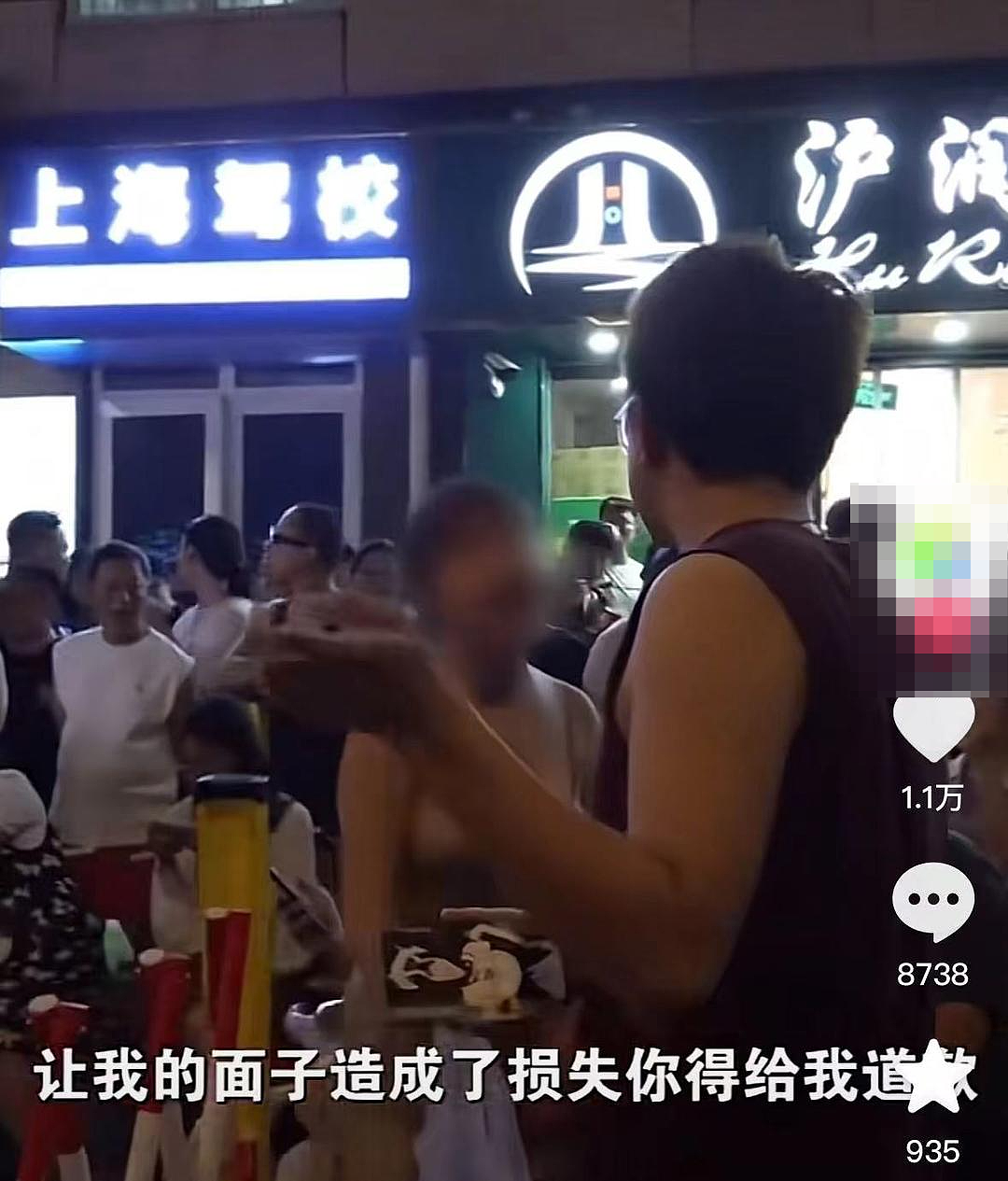 “我长这么好看我不想排”！穿超低胸吊带裙女子与人争执引热议，现场负责人回应（视频/组图） - 1