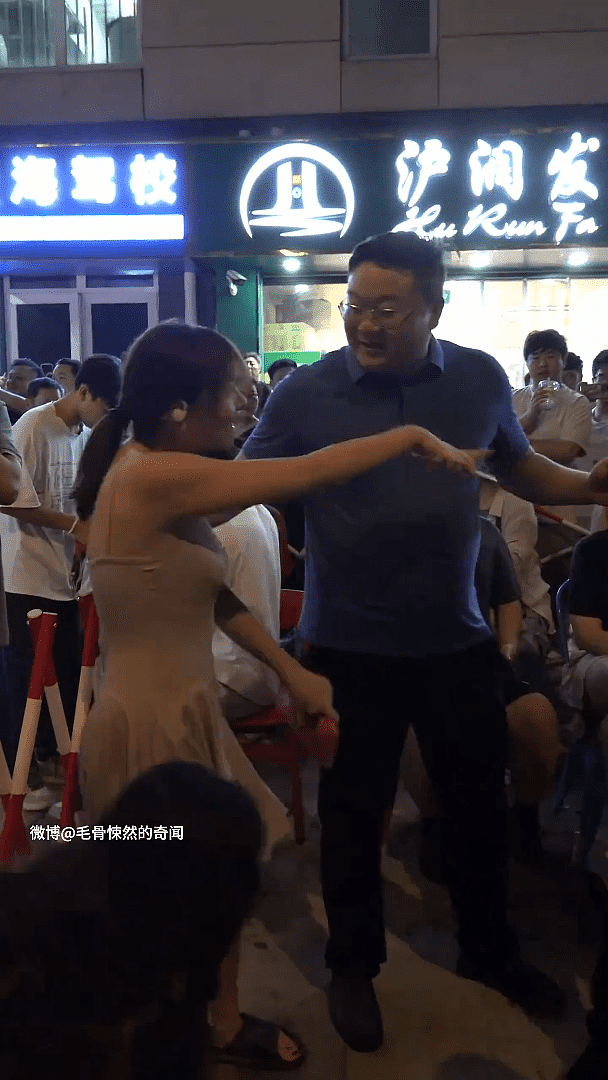 “我长这么好看我不想排！”上海一女子公主病发作，夜市舌战群汉、站胶椅叫嚣道歉，下场曝...（视频/组图） - 10