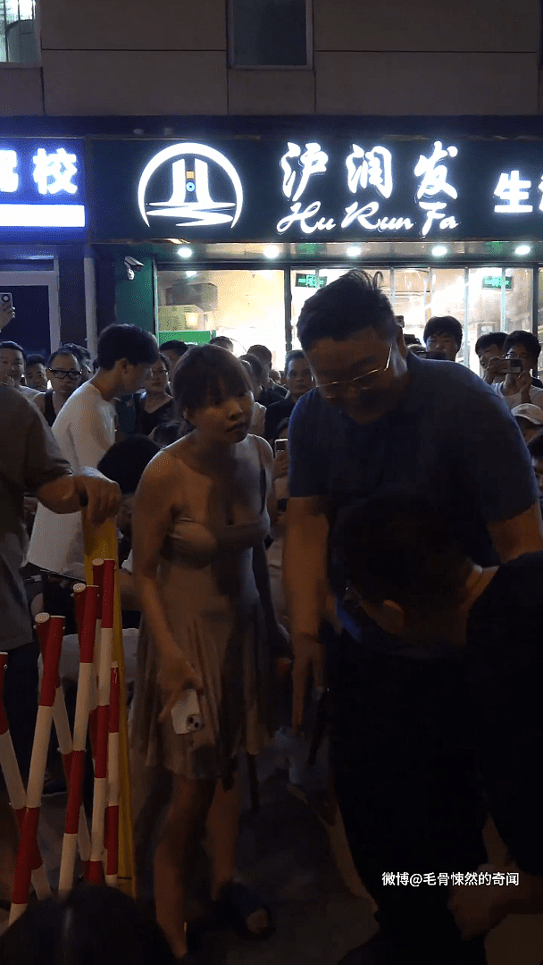 “我长这么好看我不想排！”上海一女子公主病发作，夜市舌战群汉、站胶椅叫嚣道歉，下场曝...（视频/组图） - 3