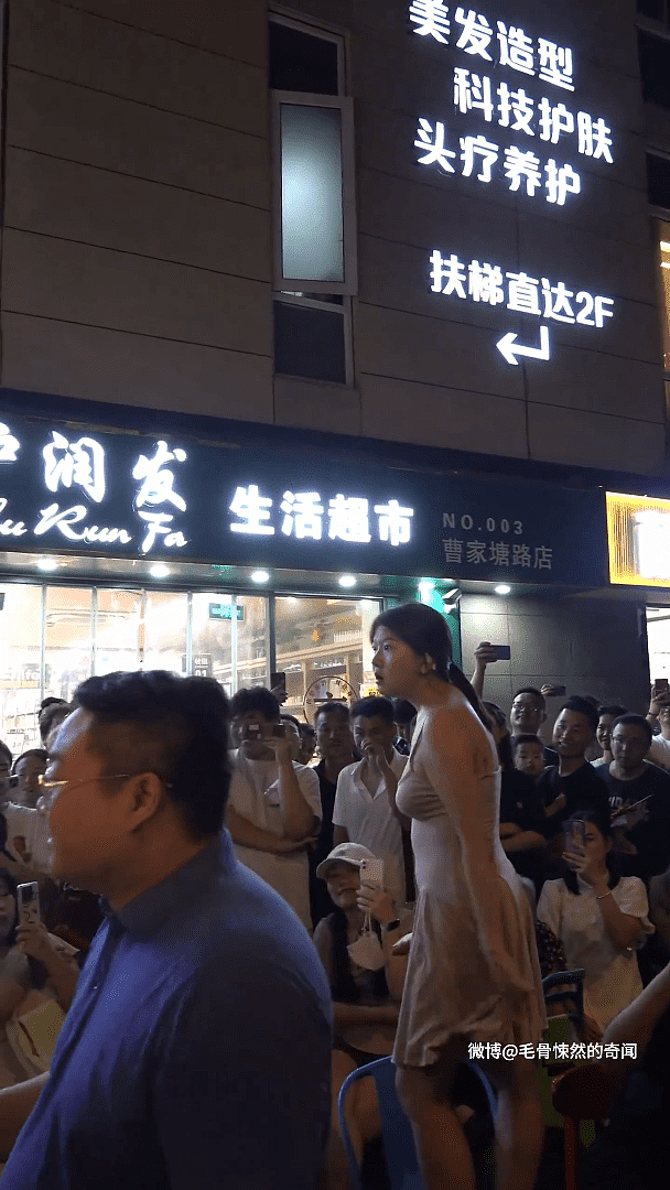 “我长这么好看我不想排！”上海一女子公主病发作，夜市舌战群汉、站胶椅叫嚣道歉，下场曝...（视频/组图） - 2