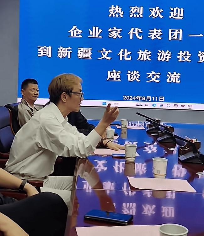 前上海首富周正毅复出商圈，染黄毛出席官方会议（组图） - 1