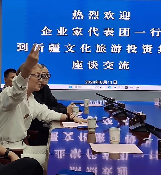 前上海首富周正毅复出商圈，染黄毛出席官方会议（组图） - 2