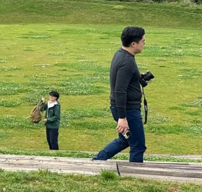 温馨！疑朱玲玲霍震霆陪孙儿旅游，她打扮时髦和晶晶妈妈对比鲜明（组图） - 5