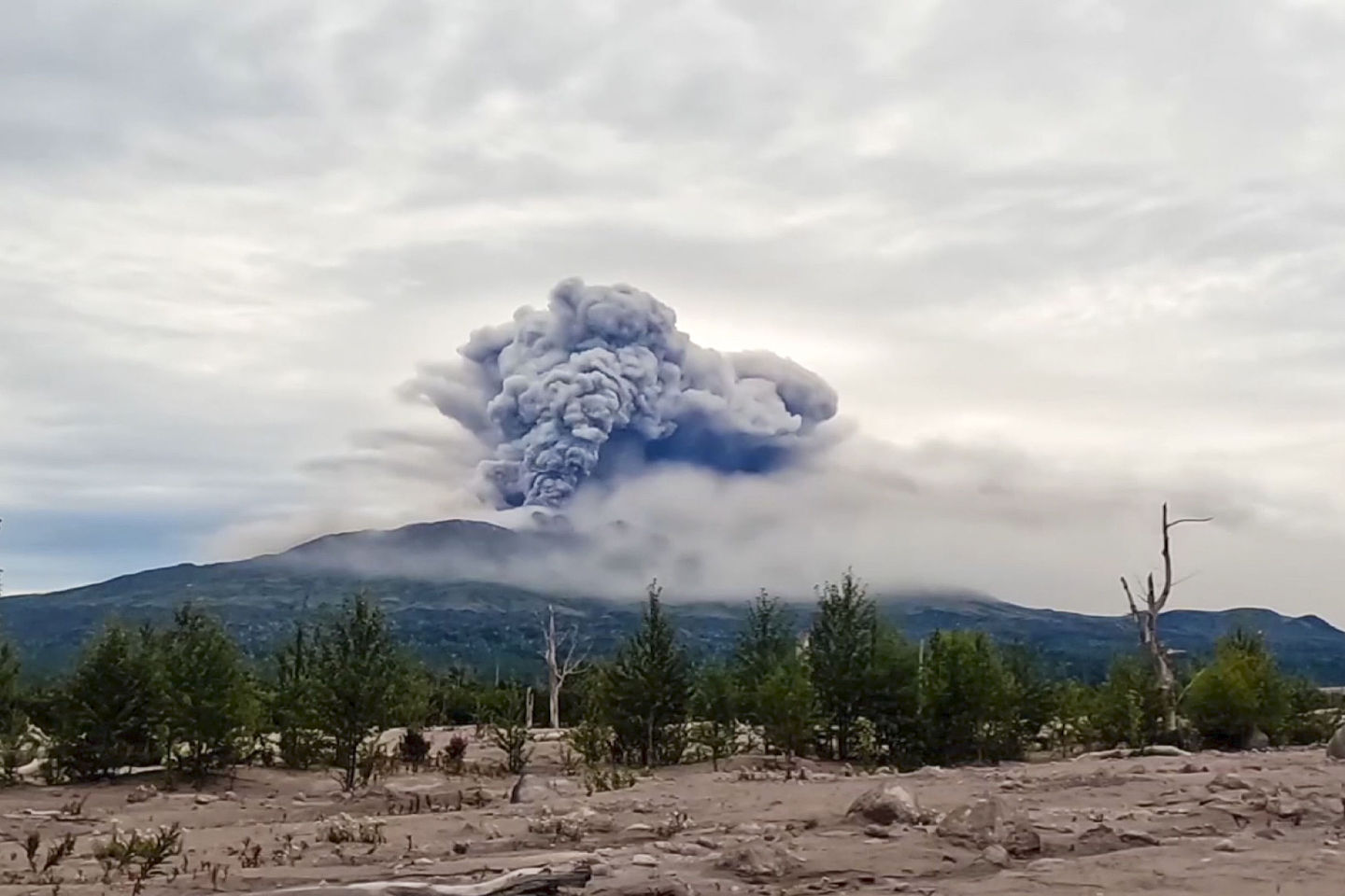 7.0强震画面曝！俄罗斯火山爆发多起余震，另个火山也喷了（视频/组图） - 1