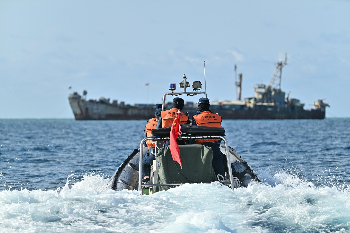 中国海警：菲海警船非法闯仙宾礁邻近海域，故意冲撞中方船艇（组图） - 2