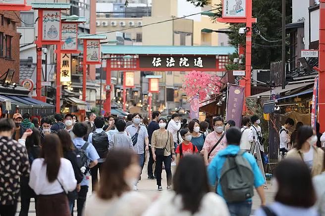 日本机场爆买免税品放头顶行李架下机全消失！中国游客气炸：这是被偷了！（组图） - 1