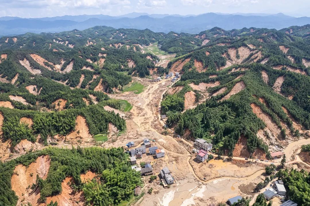 50人遇难15人失踪！湖南发生山体滑坡，上万间房屋倒塌（组图） - 1