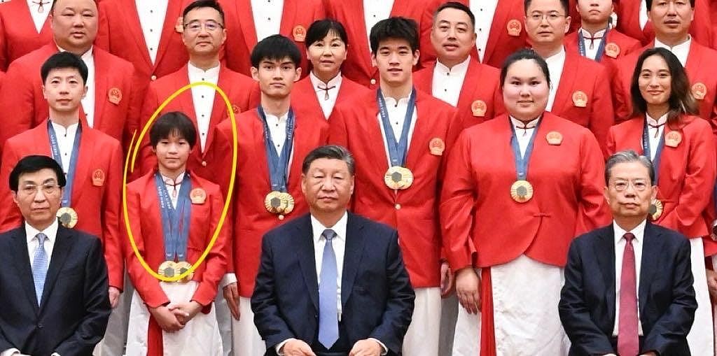 全红婵合照习中间！习近平弯腰握手问候，另外5位C位运动员是谁（组图） - 9