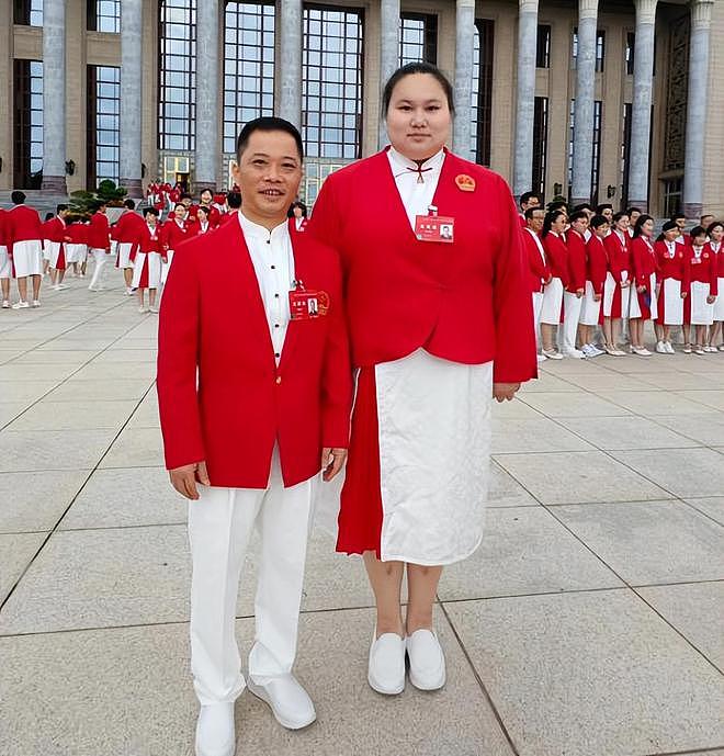 陈梦参加表彰大会：手握两枚金牌，穿裙子纤腰优雅，扎马尾很漂亮（组图） - 21