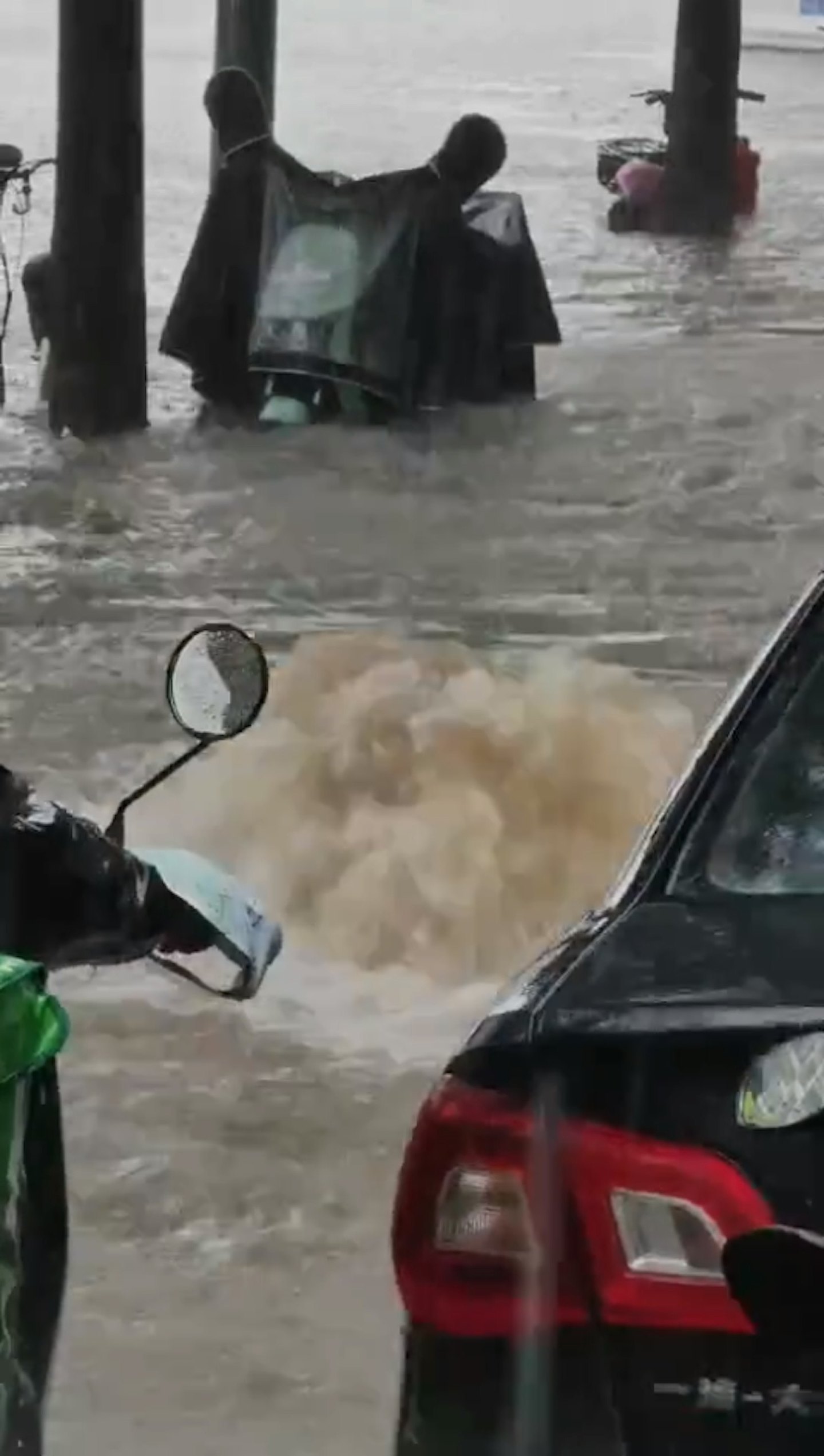 广州暴雨市区多处水浸！市民大喊：“汪洋咁啊”，有人疑因触电倒地 （组图） - 8