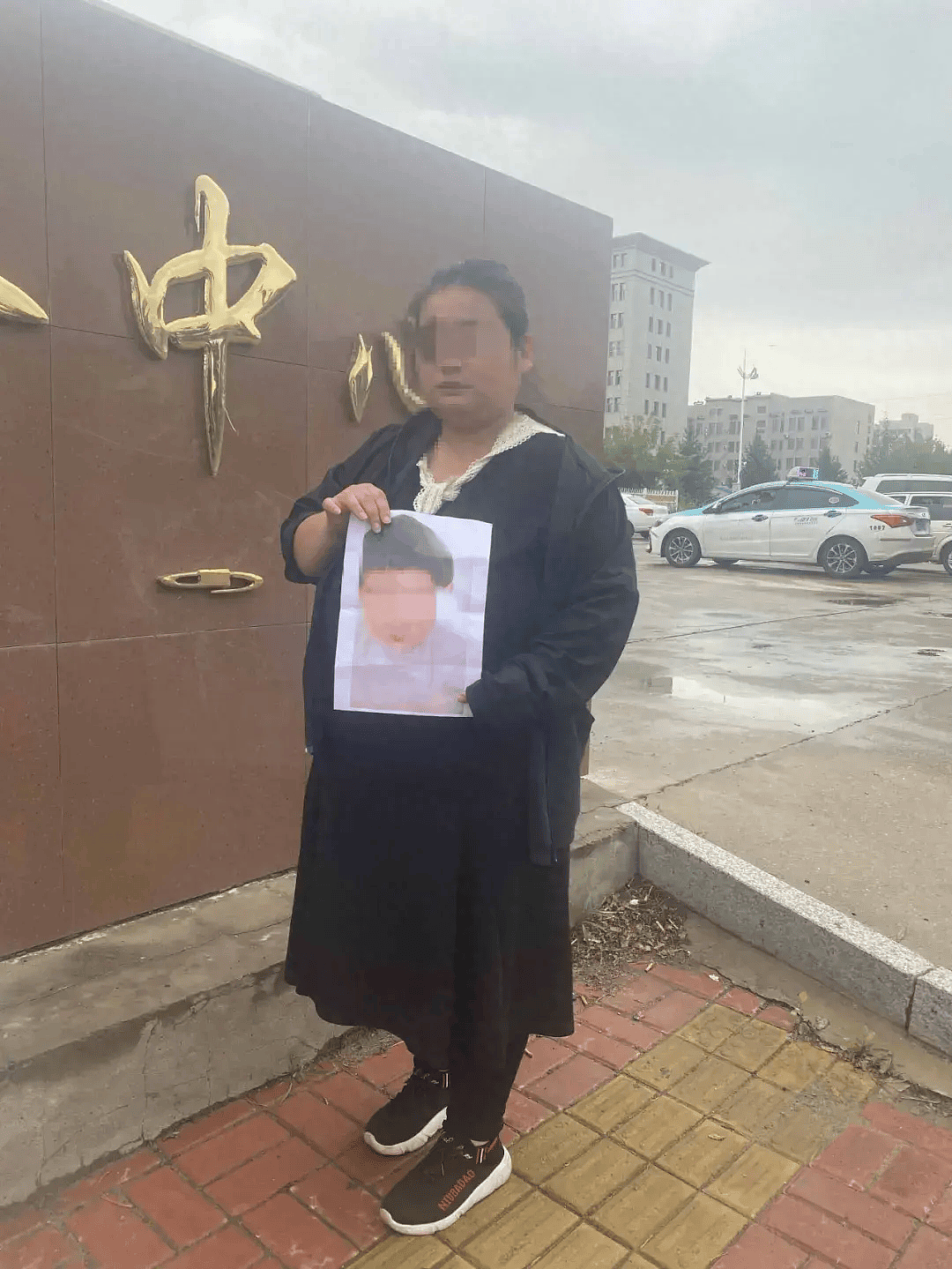 殴打虐待2岁女童致死，生父及其情人“当庭求死”（图） - 1