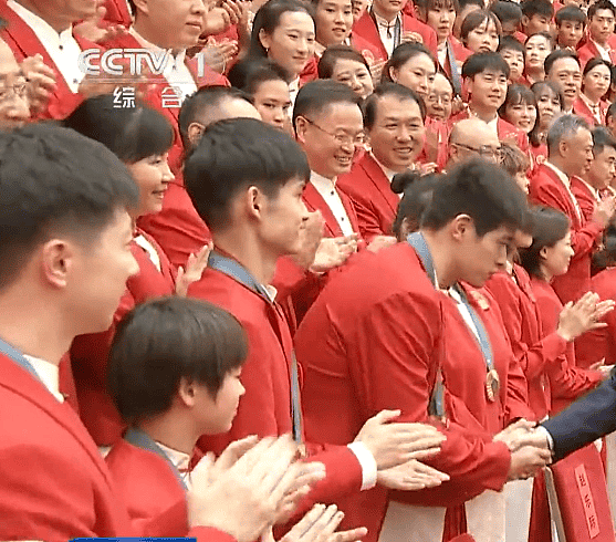 表彰大会结束后！马龙王楚钦陈若琳张雨霏聚餐，神秘老头身份曝光（组图） - 5