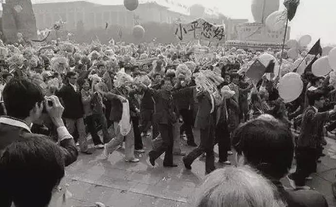 北大学生举“小平您好”横幅游行，返校后，辅导员：你们闯大祸了（组图） - 3